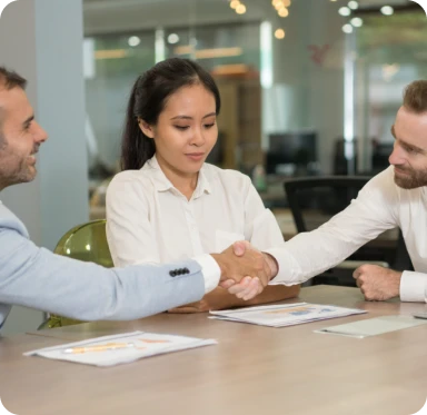 img homens apertando as maos via leal