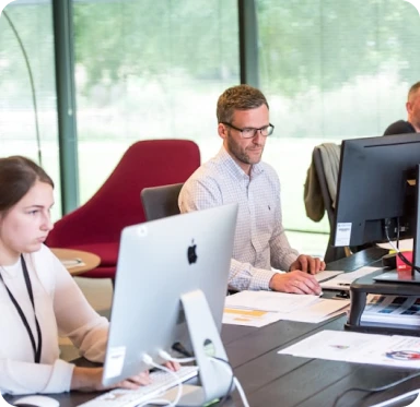 img pessoas ao computador via leal